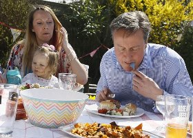 Fotografia care a facut inconjurul presei britanice: premierul Cameron mancand un hot dog cu furculita si cutitul.