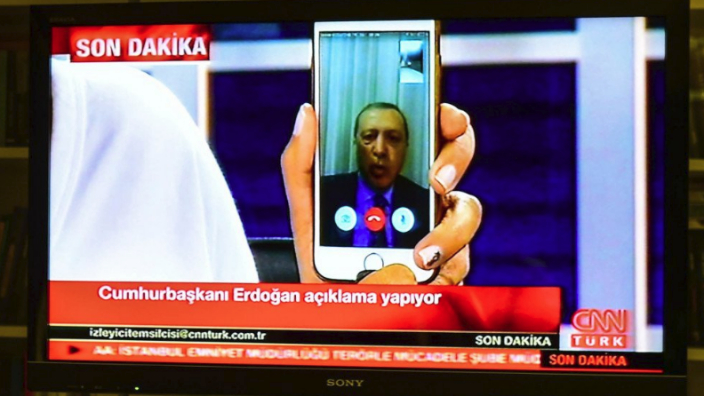 Președintele Erdogan a aparut azi-noapte la televiziune, via Skype, si a dat asigurari ca lucrurile vor intra in curand in normal iar autorii tentativei de lovitura de stat vor fi pedepsiti.