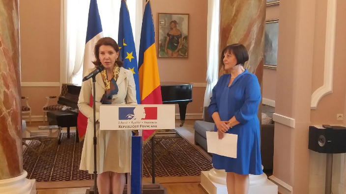  Excelenţa Sa Mich&egrave;le Ramis, ambasadoarea Franţei &icirc;n Rom&acirc;nia (st&acirc;nga) și Ileana Ţăroi, jurnalistă francofonă şi coordonatoarea Secţiei Franceze a Radio Rom&acirc;nia Internaţional (dreapta).