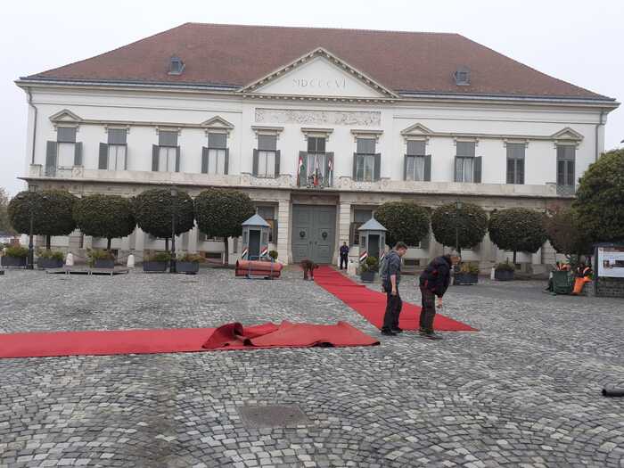 Pregătire sosirea președintelui Klaus Iohannis la Palatul Sandor din Budapesta.