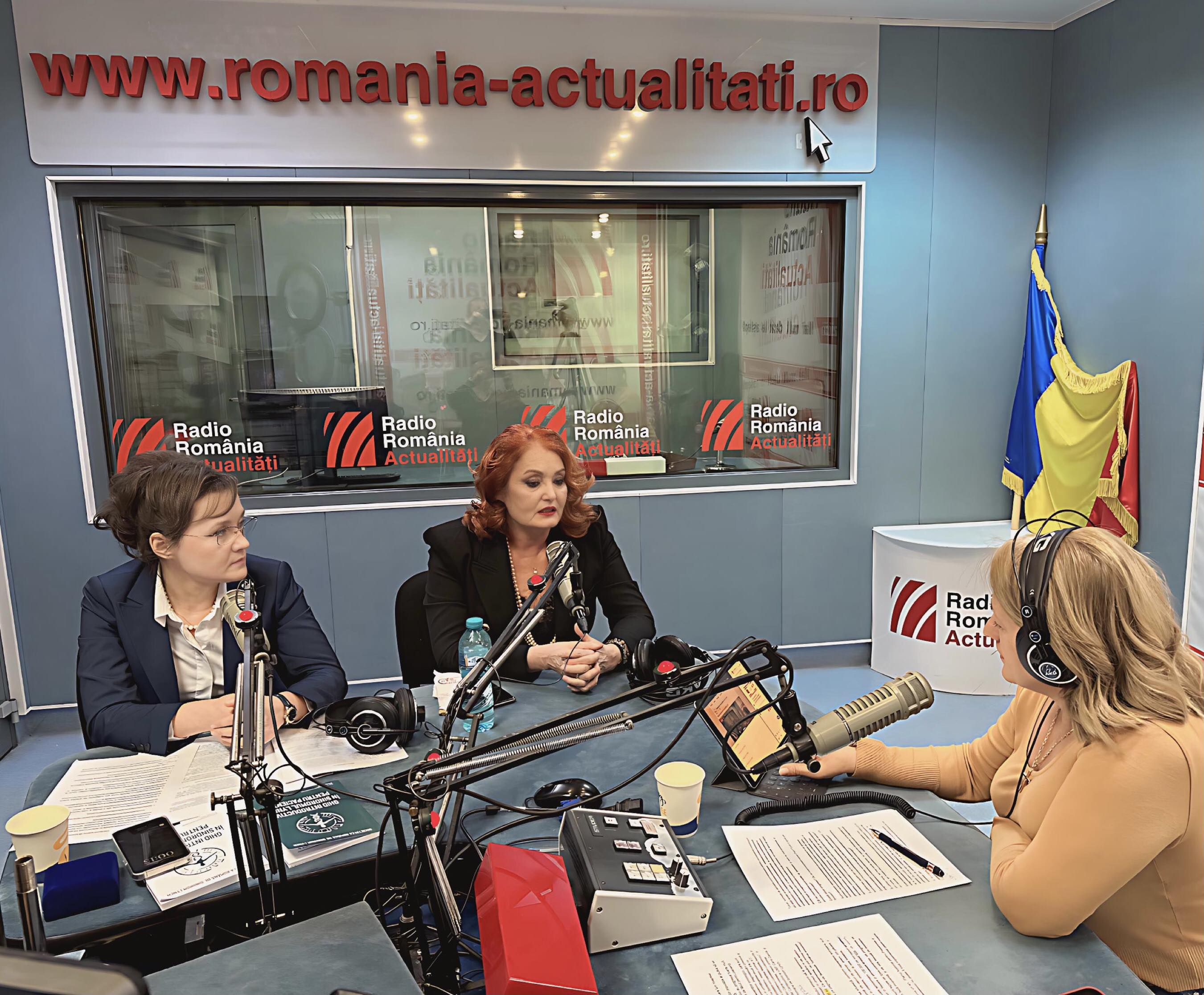 Medicul militar Oana Voinea, președinta Societății Române de Sindrom Lynch (stânga) și  medicul primar ATI, Cristina Berteanu, doctor în medicină, director proiect cercetare din partea Medlife-Neolife in consorțiul Centrul de Competență în domeniul Cercetării Cancerului, alături de Maria Țoghină, realizatoarea emisiunii Serviciul de noapte.