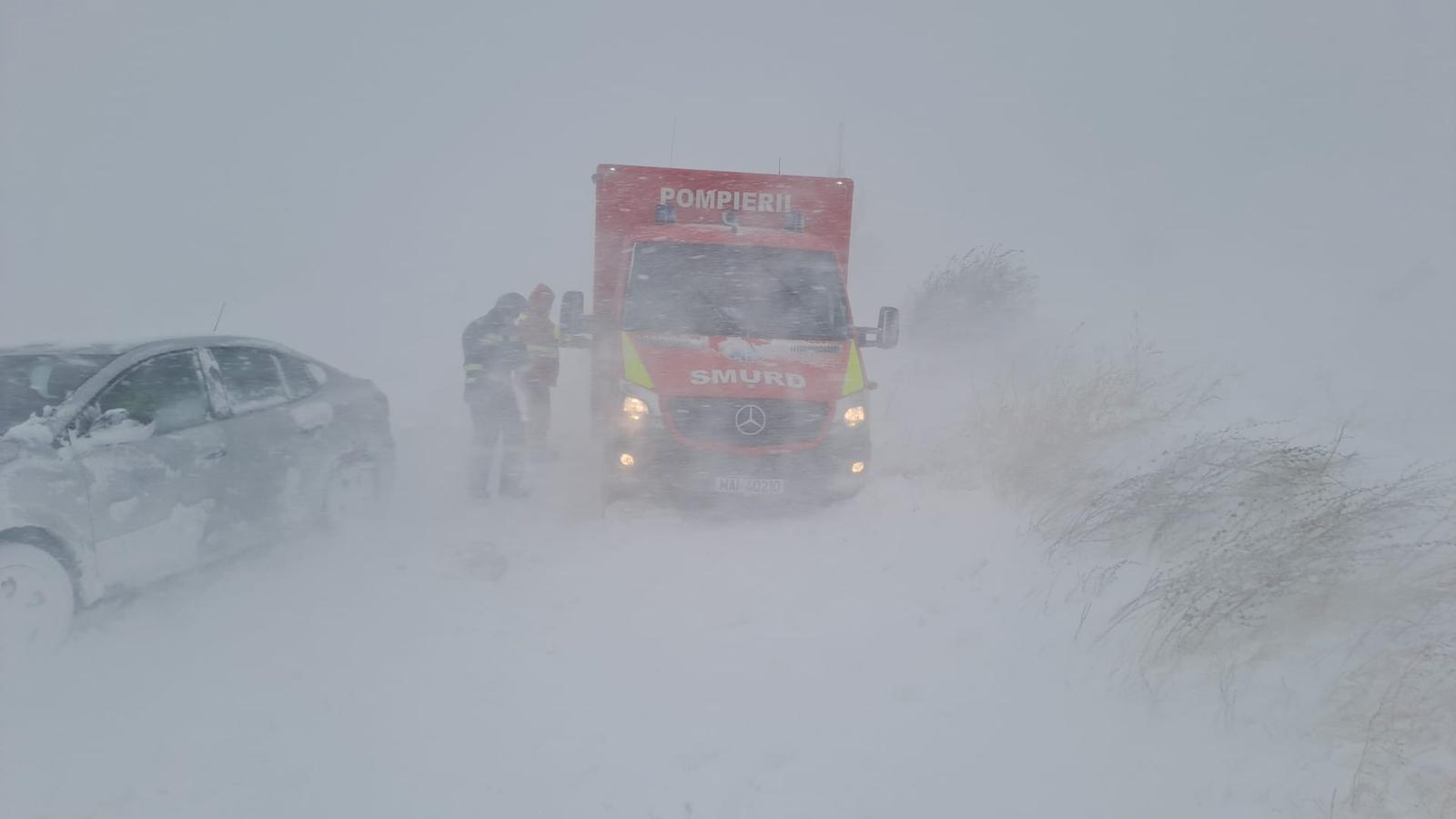Echipajele ISU Dobrogea intervin pe drumurile din județul Constanța, unde peste 100 de persoane sunt blocate în zăpadă .