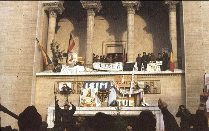 Revoluţionari în balconul Operei din Timişoara, 20 decembrie 1989