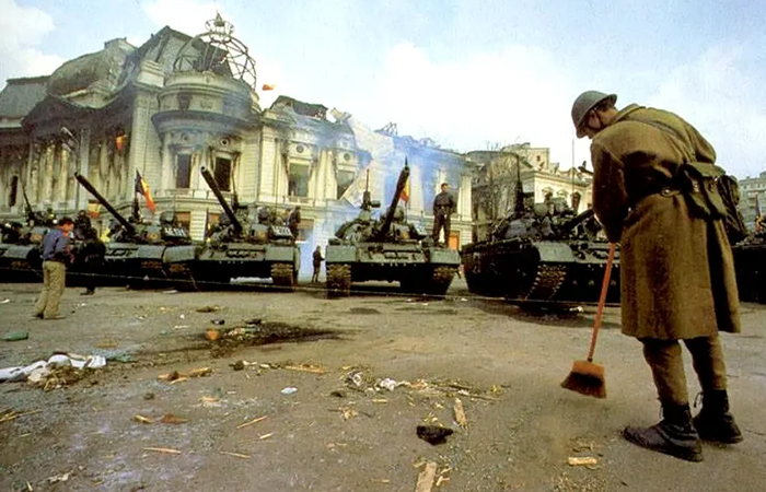 Un moment de pauză după nesfârşite trageri cu armament greu, Piaţa Palatului, decembrie 1989, Bucureşti