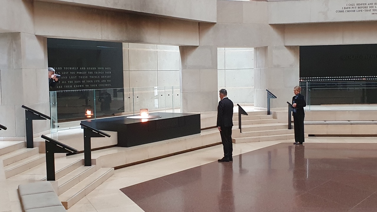 Premierul Marcel Ciolacu la Muzeul Memorial al Holocaustului din Washington, 3 decembrie 2023.