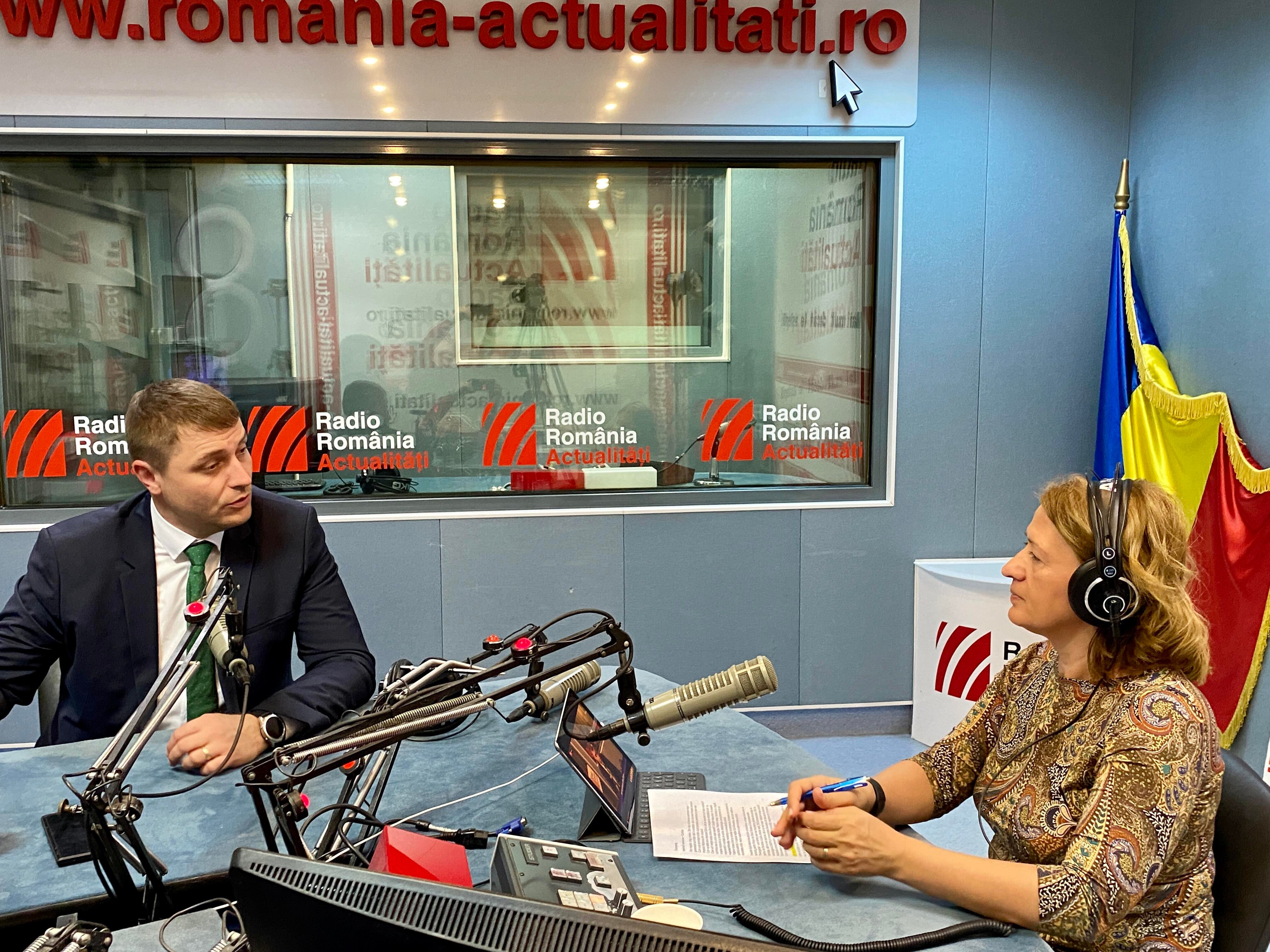 Sociologul Vladimir Ionaș, în studioul Serviciului de noapte, alături de realizatoarea emisiunii, Maria Țoghină