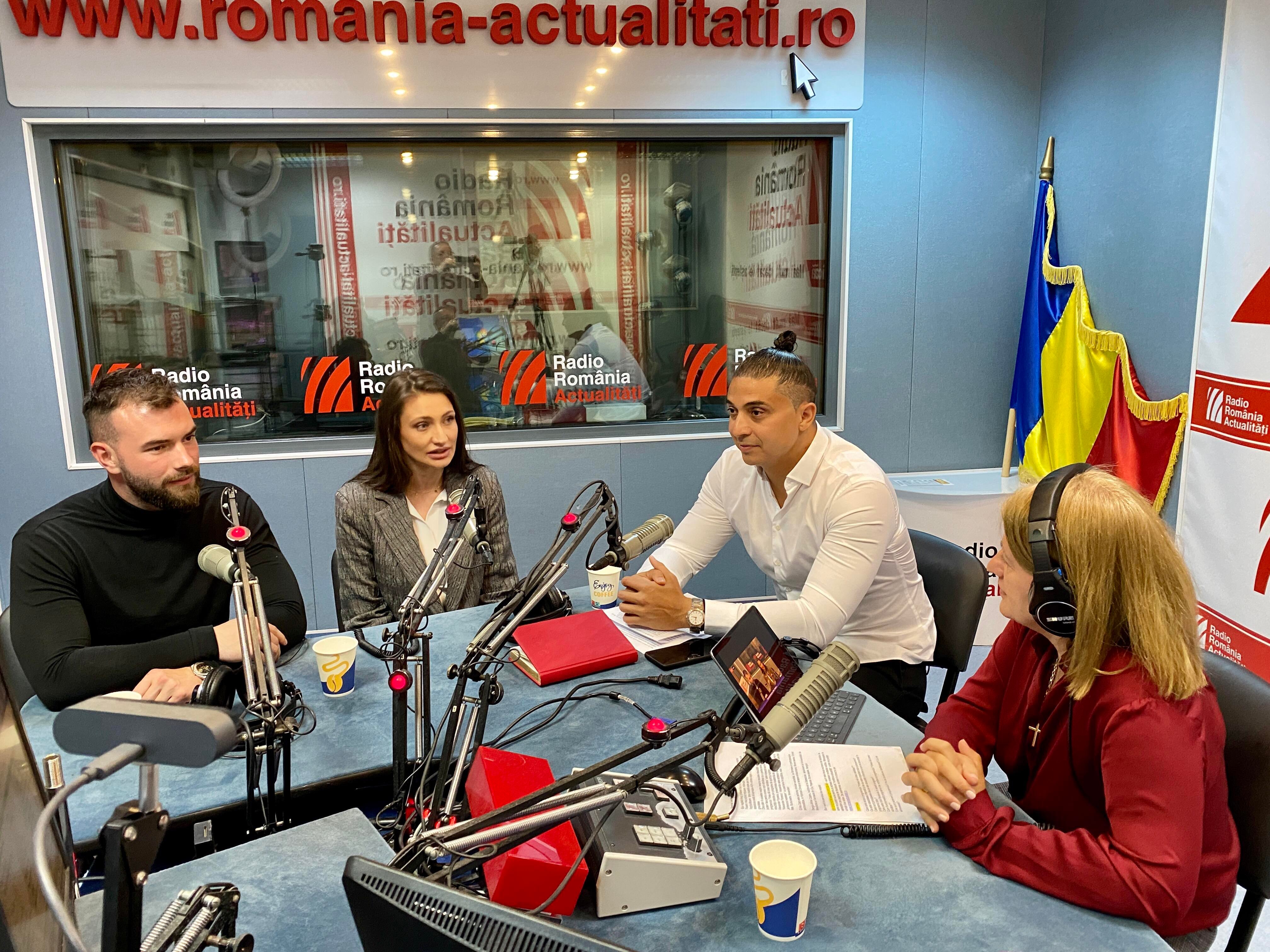 Invitații Serviciului de noapte, în studioul Paul Grigoriu al Societății Române de Radiodifuziune, alături de realizatoarea emisiunii, Maria Țoghină.