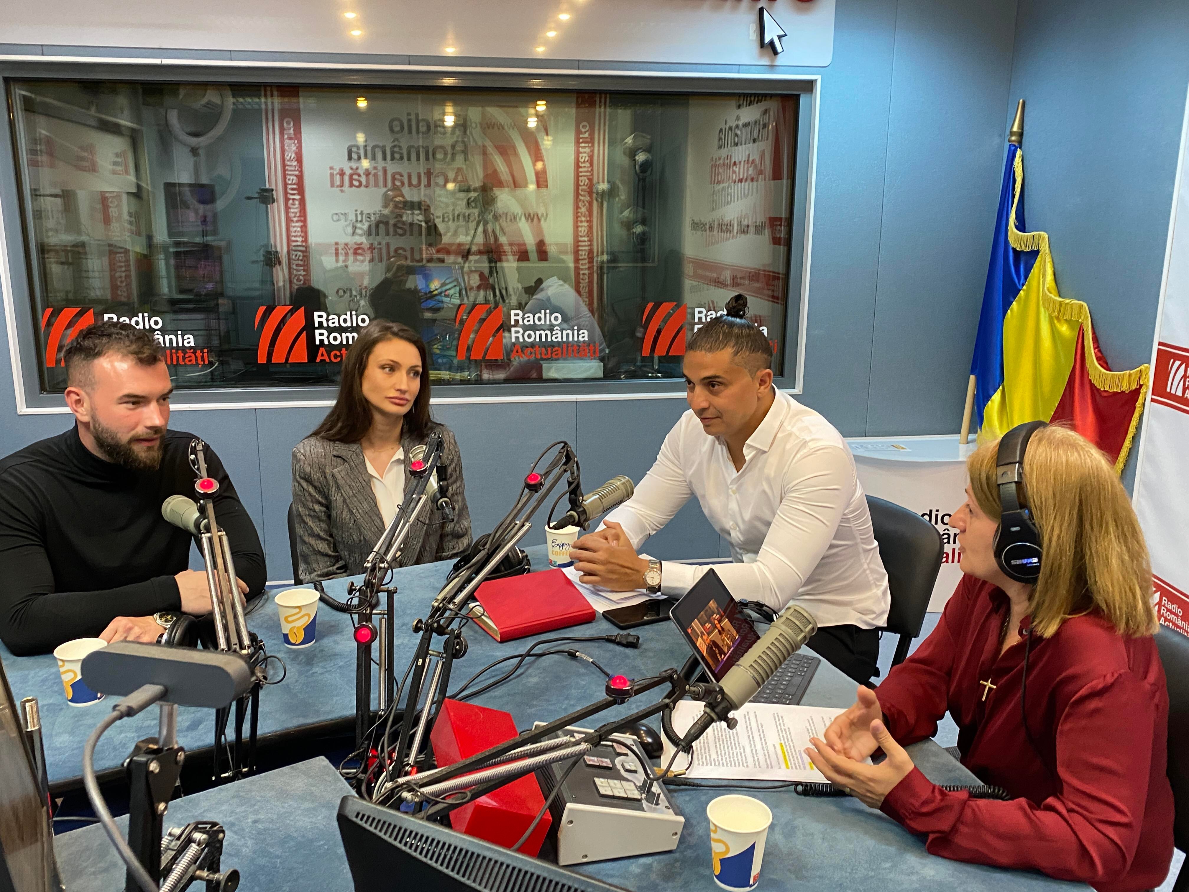 Invitații Serviciului de noapte, în studioul Paul Grigoriu al Societății Române de Radiodifuziune, alături de realizatoarea emisiunii, Maria Țoghină.