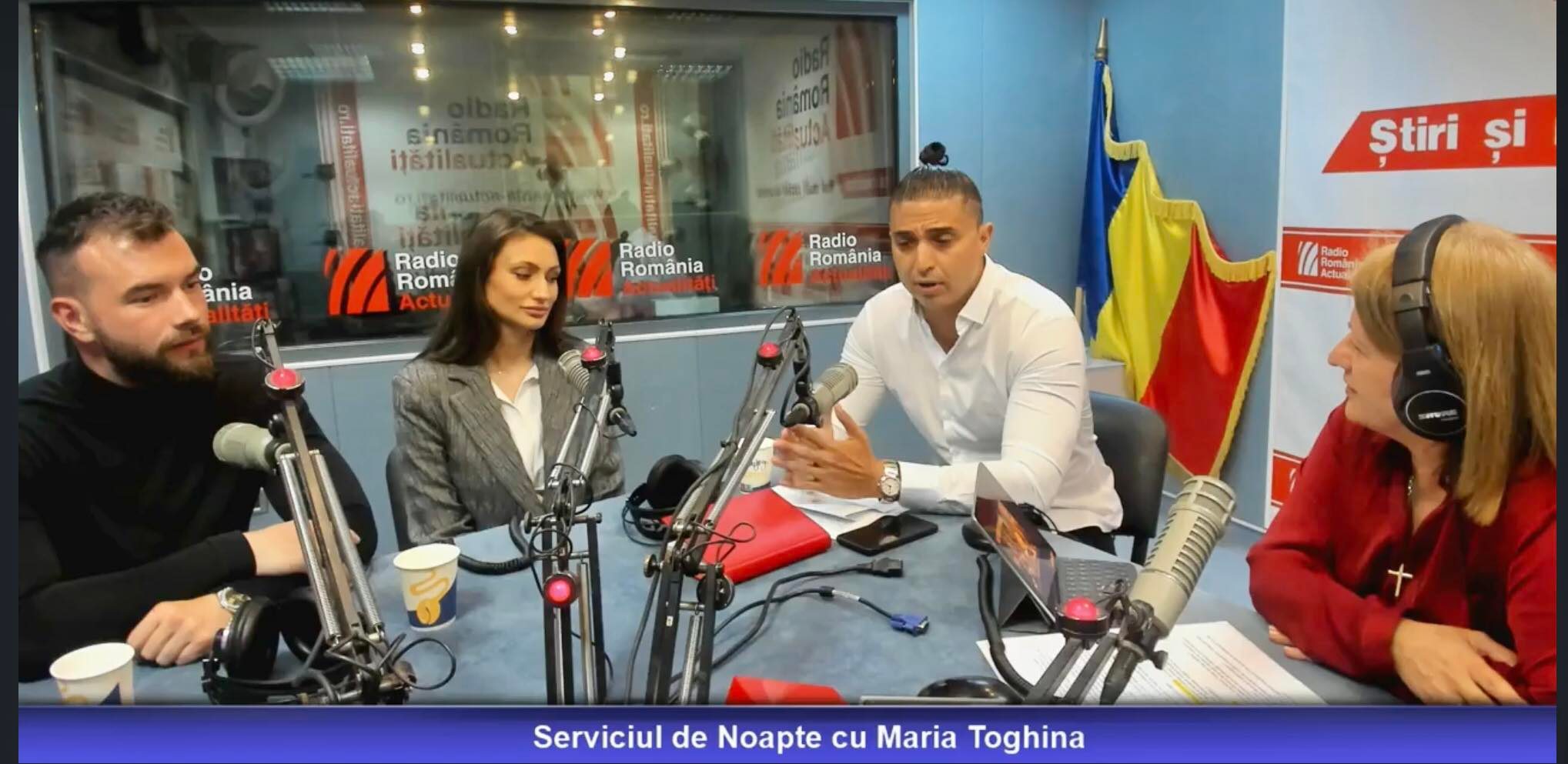 Invitații Serviciului de noapte, în studioul Paul Grigoriu al Societății Române de Radiodifuziune, alături de realizatoarea emisiunii, Maria Țoghină.