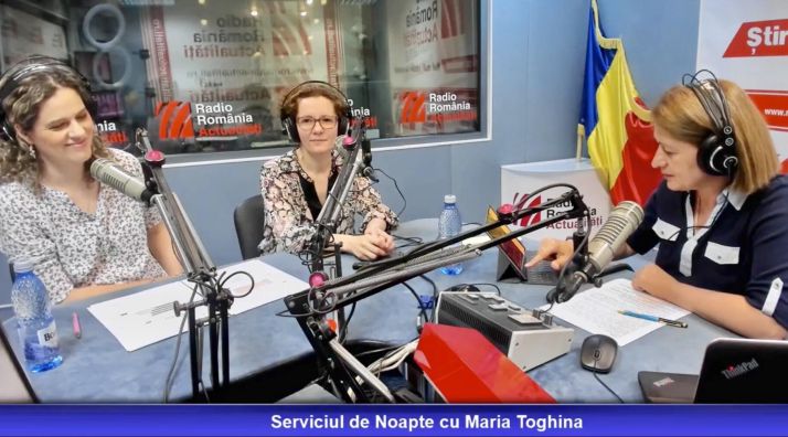 Lect. univ. dr. Antonia Matei (stânga), prof. univ. Raluca Radu și Maria Toghină, realizatoarea emisiunii "Serviciul de noapte".