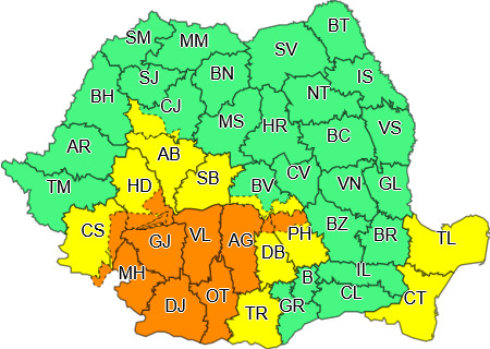 Cod portocaliu de averse torenţiale în 10 judeţe.