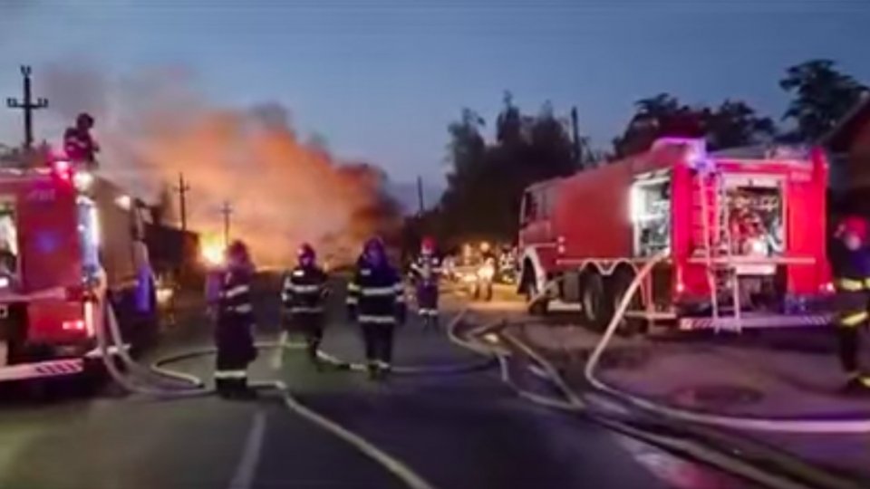 Operațiune de amploare la Crevedia, în apropiere de București, pentru stingerea unui incendiului soldat cu victime, 26 august 2023. Foto: Captură video/ ISU