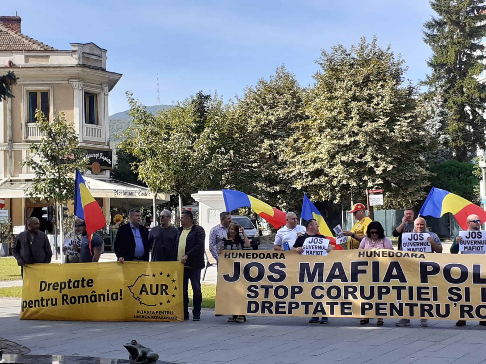 Protest al partidului AUR în fața sediului CJ Hunedoara.