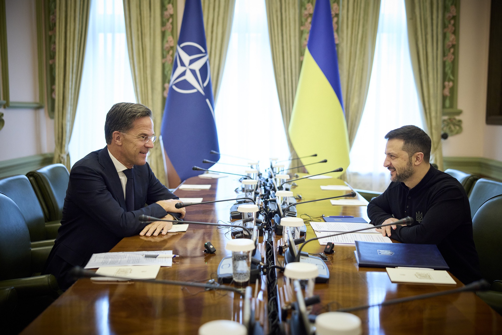 Secretarul general al NATO, Mark Rutte (stânga) și președintele Ucrainei, Volodimir Zelenski (dreapta).