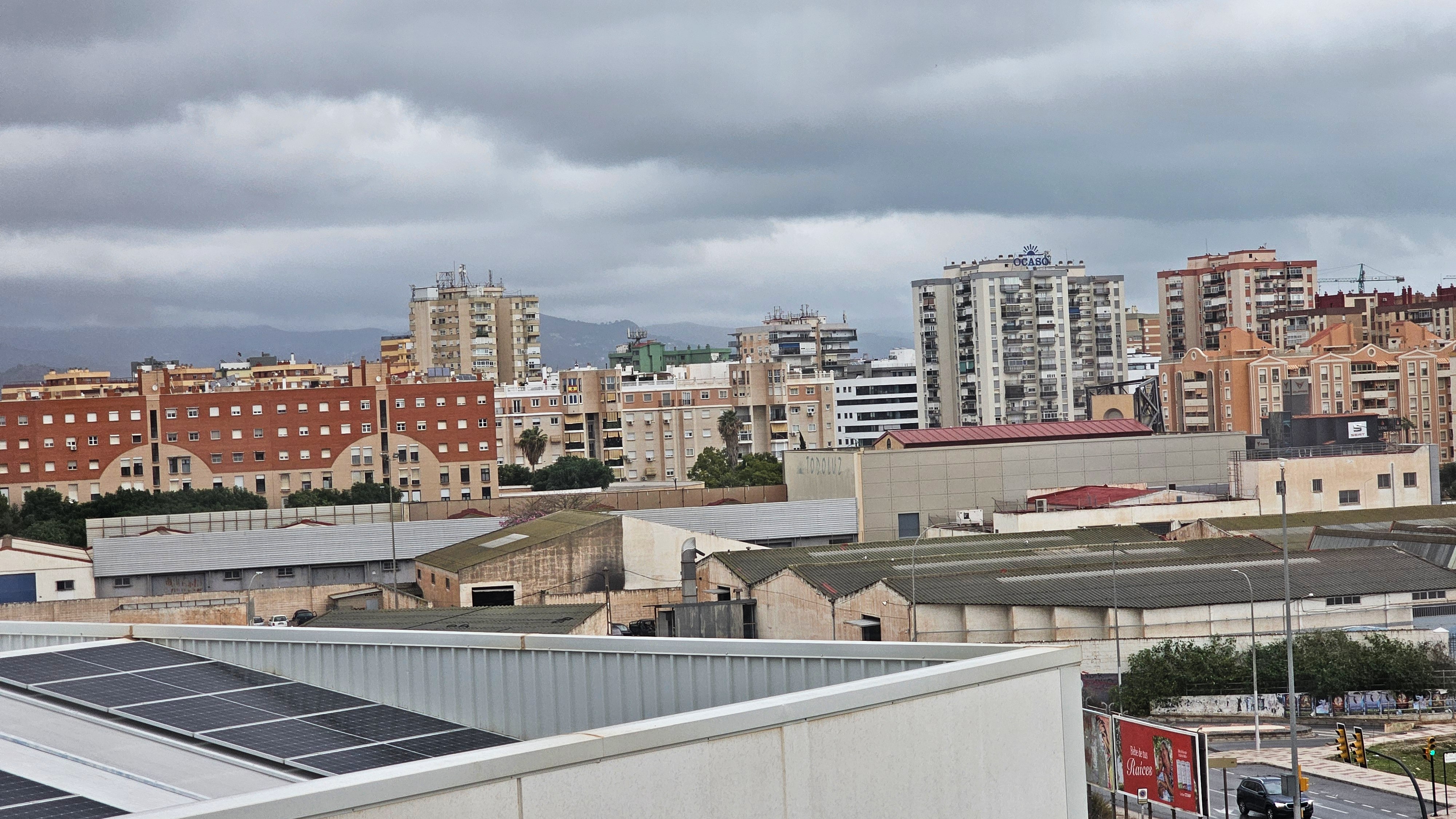 Nori de ploaie, deasupra orașului Malaga. Instantaneu de la fereastra camerei de hotel