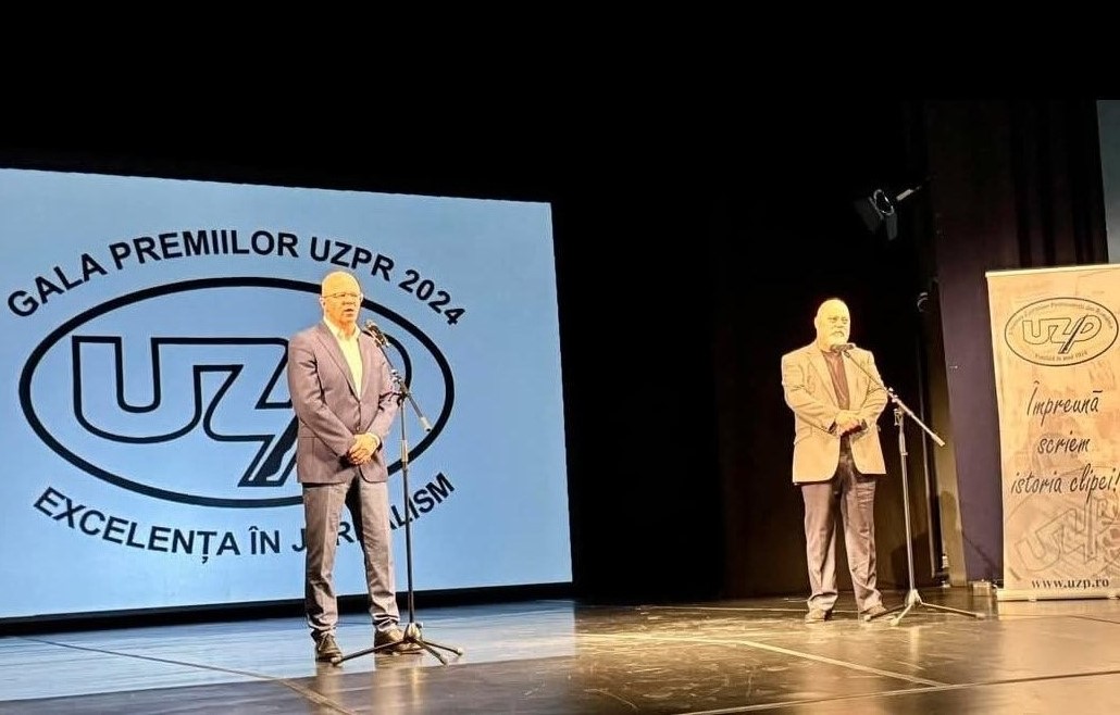 Managerul RRA Dan Preda (dreapta) şi jurnalistul Adrian Ursu la Decernarea premiilor UZPR