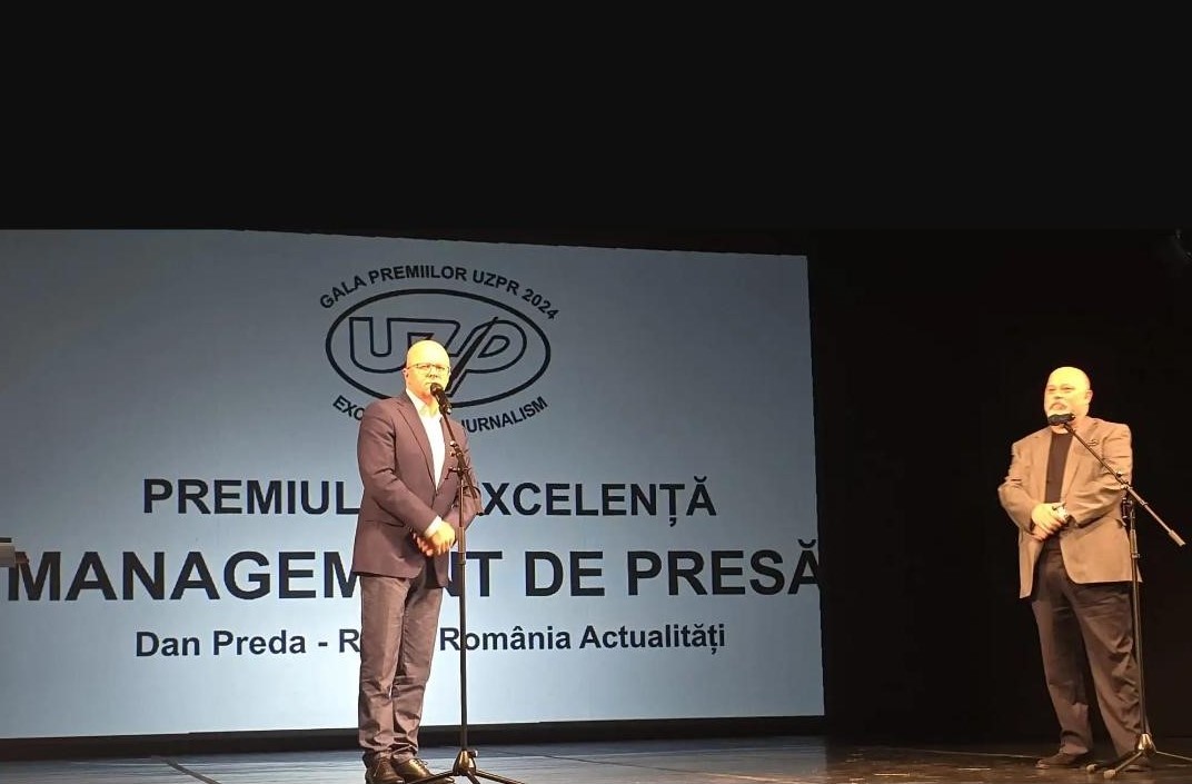 Managerul RRA Dan Preda (dreapta) şi jurnalistul Adrian Ursu la Decernarea premiilor UZPR