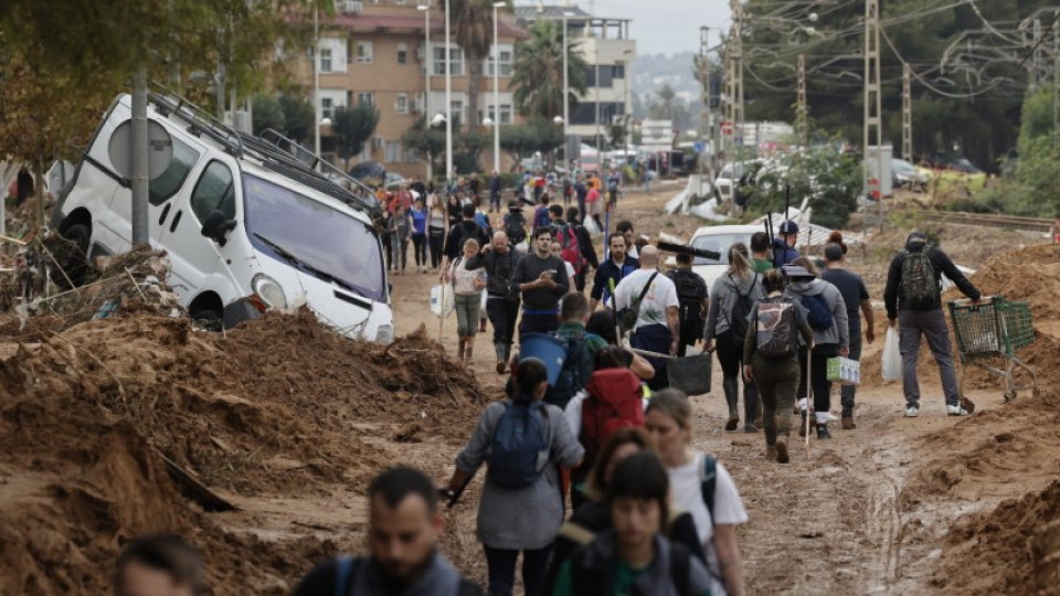 Victims of flooding walk through an affected area in Paiporta, Valencia, Spain, 01 November 2024. Foto: EPA/Agerpres.