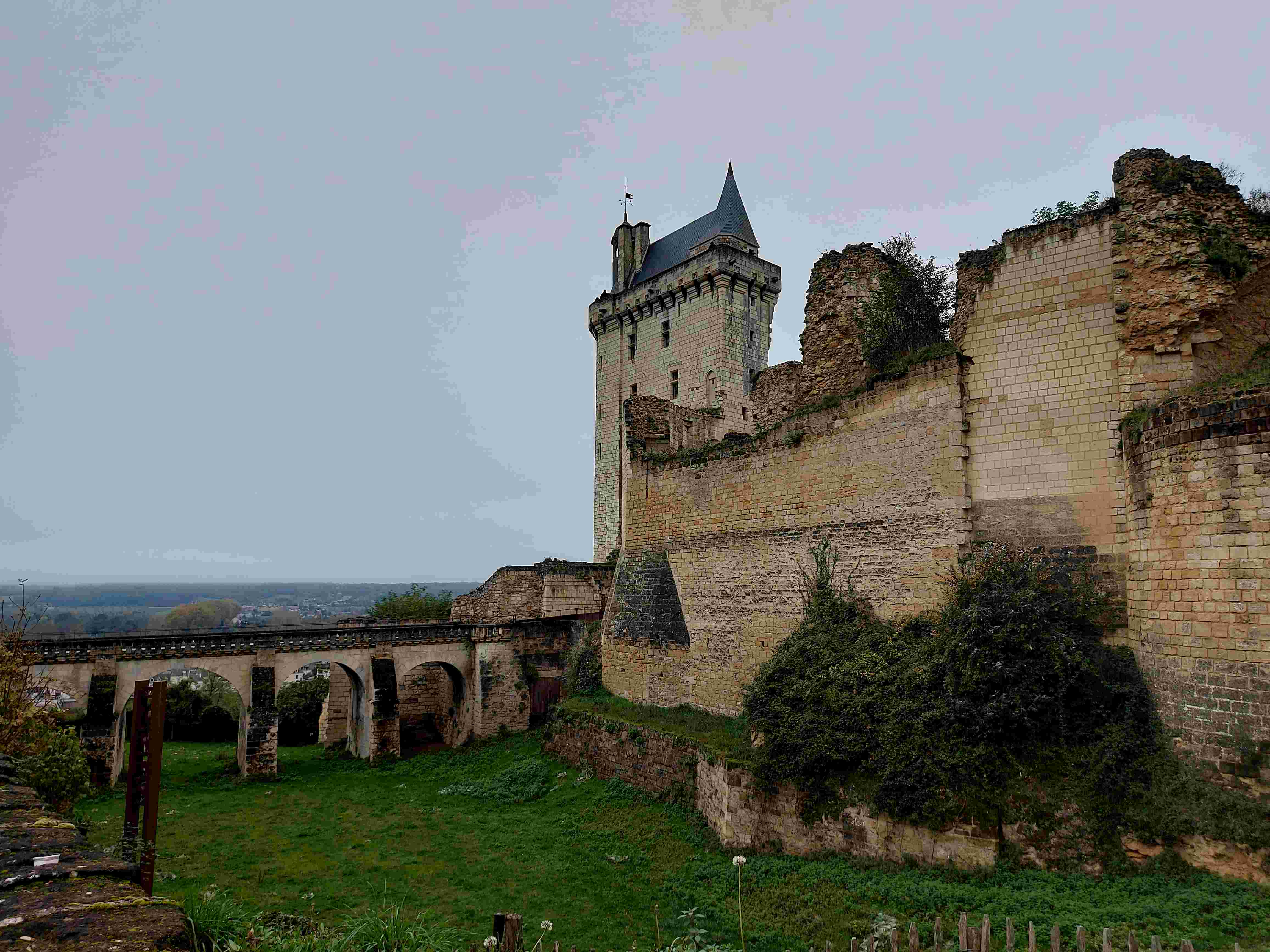 Cetatea Regală Chinon de pe Valea Loarei.