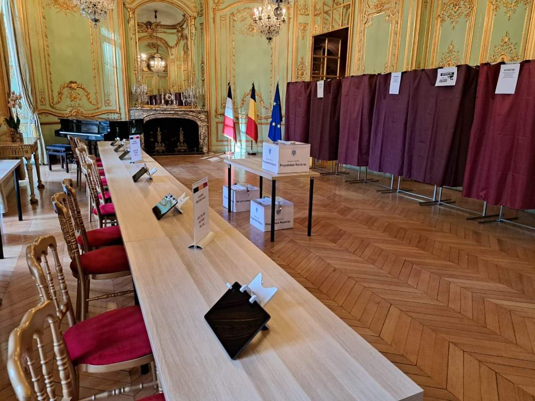 Secție de votare la Ambasada României la Paris.