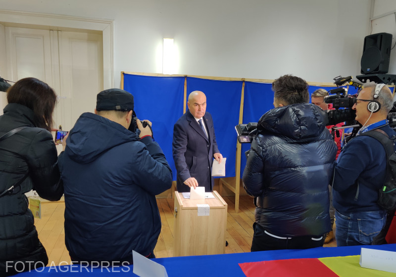 Ilie Bolojan, presedintele interimar al PNL, voteaza la Colegiu "Emanuil Gojdu", in cadrul alegerilor parlamentare 2024.