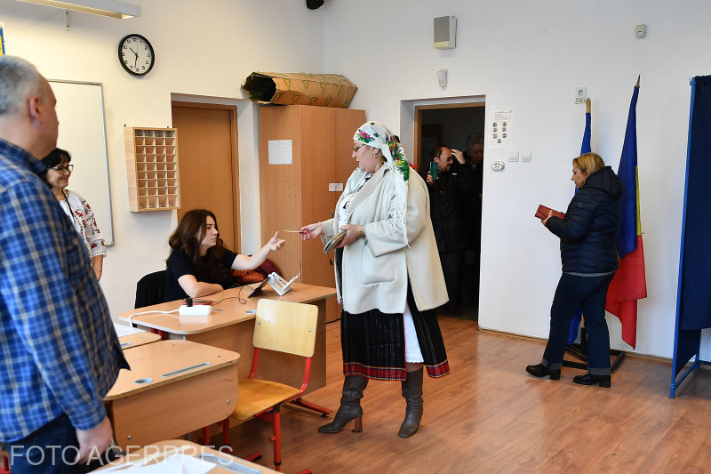 Presedintele SOS Romania, Diana Sosoaca, candidat la alegerile parlamentare, voteaza in cadrul alegerilor parlamentare 2024, la o sectie amenajata la Liceul 'Traian' din Capitala.