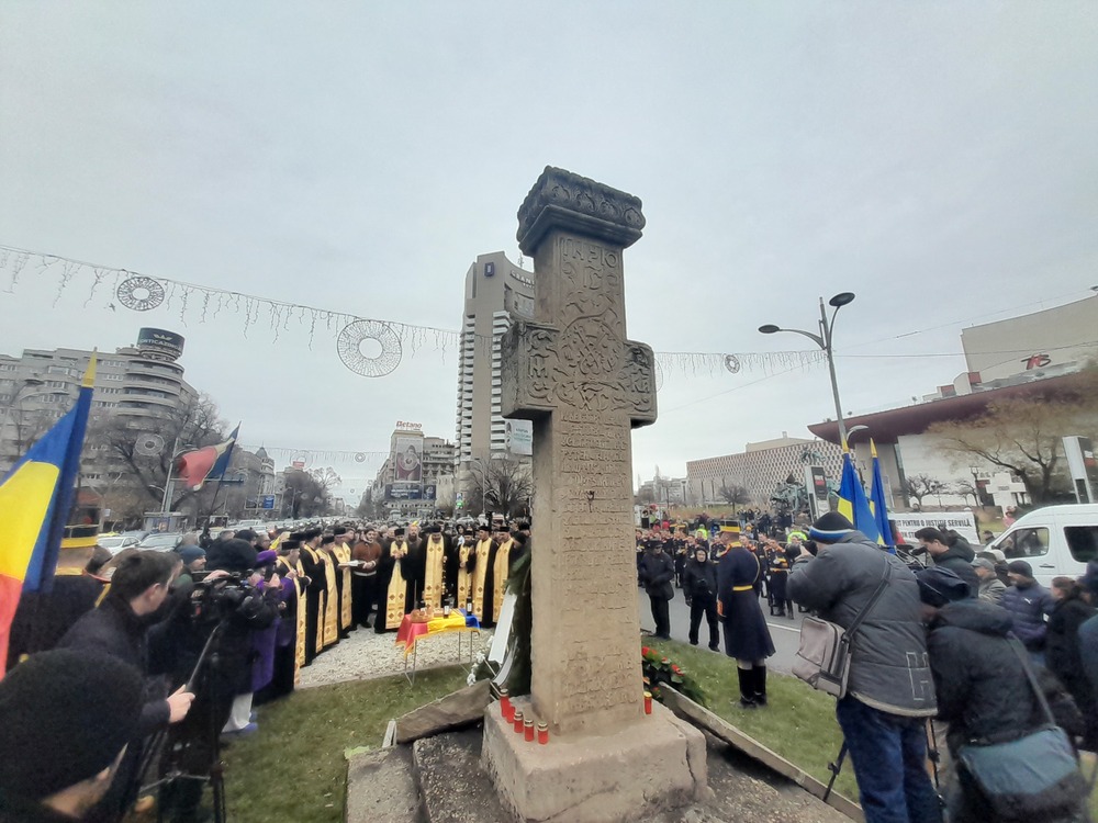 Ceremonii la Troița de la Piața Universității.