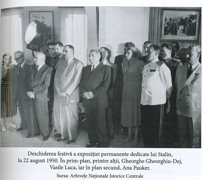 Din asistenţă remarcăm prezenţa Anei Pauker la inaugurarea unei expoziţii dedicată lui I.V. Stalina la Bucureşti, anul 1950