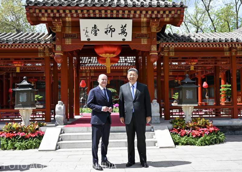 Presedintele Xi Jinping si cancelarul german Olaf Scholz, Beijing, 16 aprilie 2024.