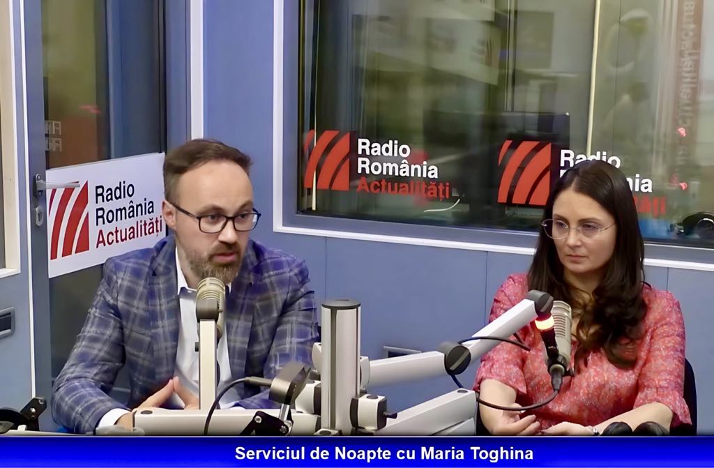 Jurnalistul Robert Lupițu, redactor șef Calea Europeană și Silvia Tăbușcă, director al Centrului pentru Drepturile Omului și Migrație al Universității Româno-Americane, în studioul Serviciului de noapte cu Maria Țoghină.