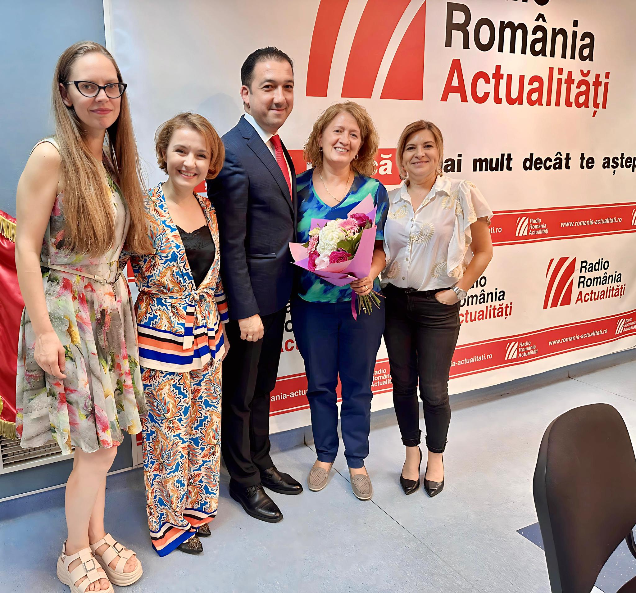 Echipa emisiunii Serviciul de noapte, alături de invitați: Simona Strungaru (stânga), Miruna Ionescu, Valentin Albeșteanu, Maria Țoghină și Luminița Voinea.