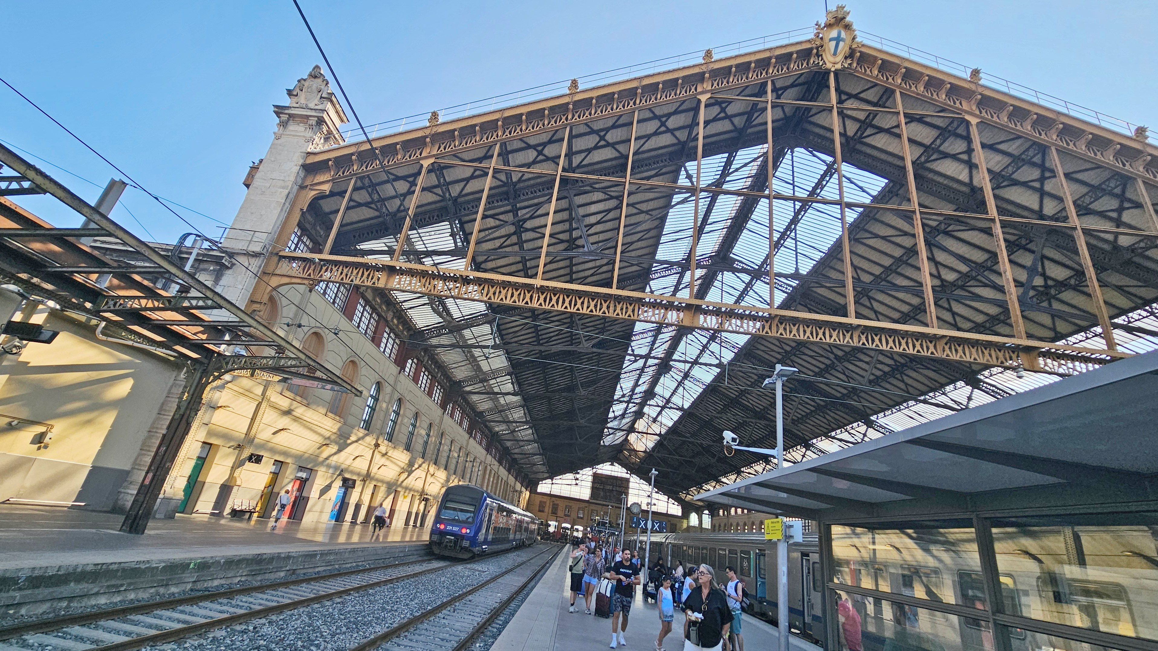 Gara Saint-Charles din Marsilia, de unde trenul TGV face 3 ore și 20 de minute până la Paris