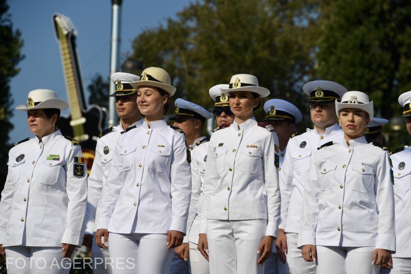 Ceremonial militar-religios organizat de Statul Major al Fortelor Navale si Administratia Lacuri, Parcuri si Agrement Bucuresti la Monumentul Eroilor Marinari din Parcul Regele Mihai I, cu prilejul Zilei Marinei Romane.