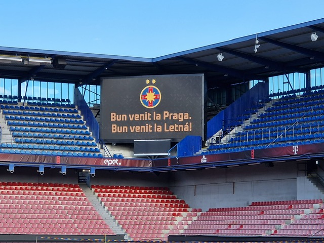 Mesaj de întâmpinare adresat echipei FCSB la sosirea pe stadionul Spartei Praga