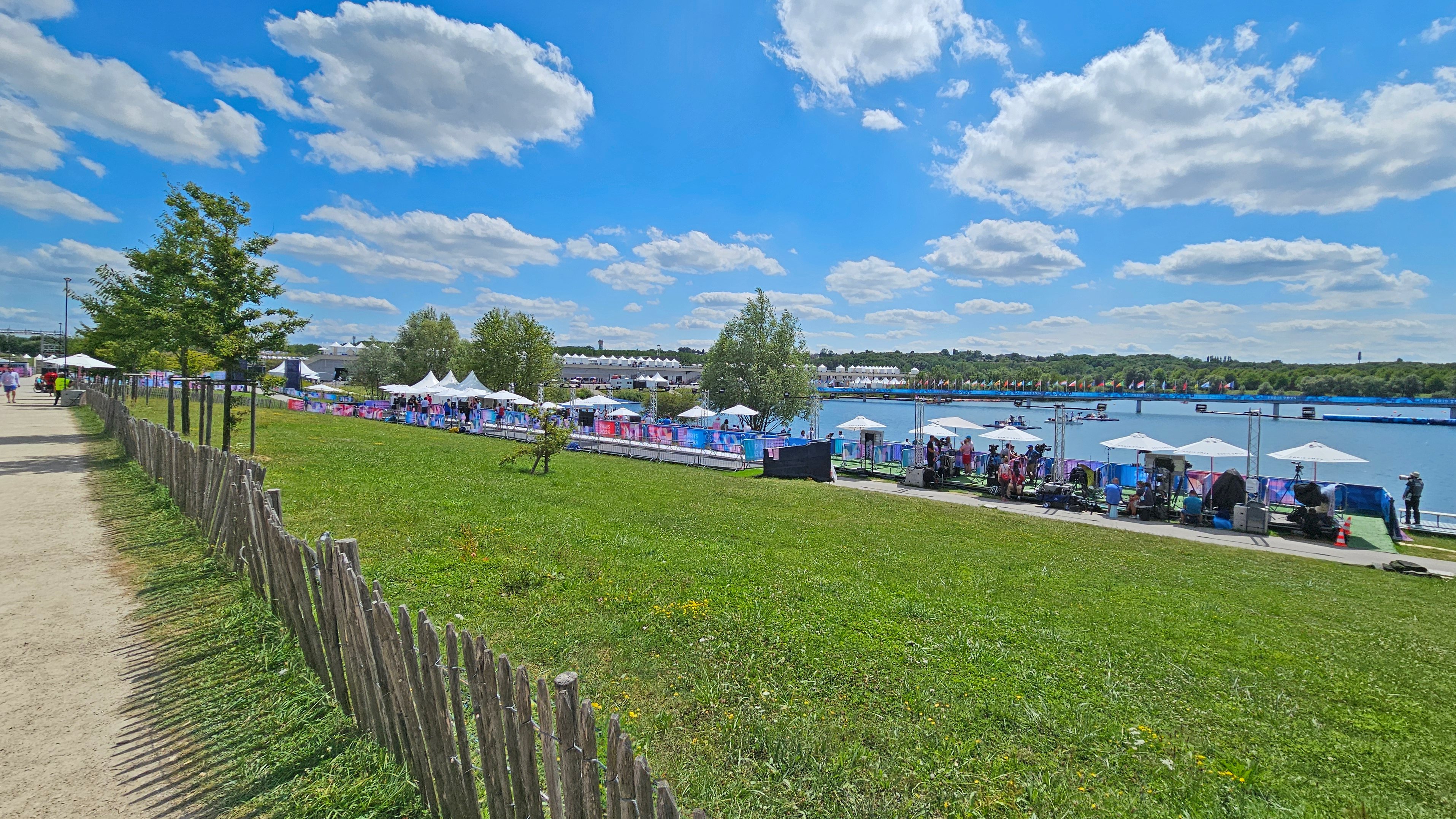 Lacul Vaires sur Marne găzduiește concursurile de kaiac-canoe, după probele de canotaj de acum o săptămână