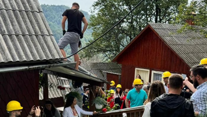 Echipa Asociatiei Energia Inteligenta, într-un cătun al oraşului Câmpeni.