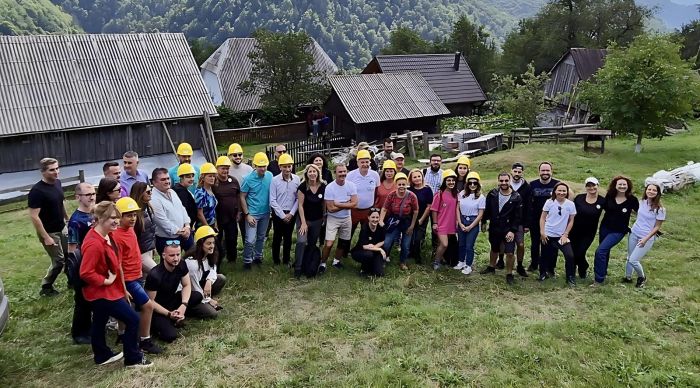 Electrificarea locuințelor fără curent electric dintr-un cătun al orașului Câmpeani (Echipa însoțită de jurnaliști).