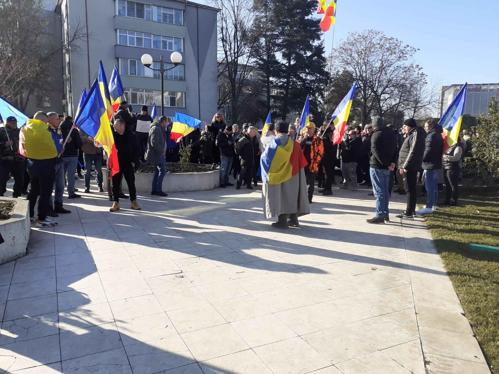 Protest AUR la Slatina, în fața Prefecturii Olt.