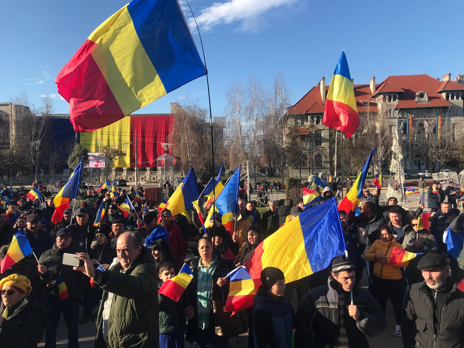 Aproape 200 de persoane din partea AUR au protestat în fața Prefecturii Brăila.