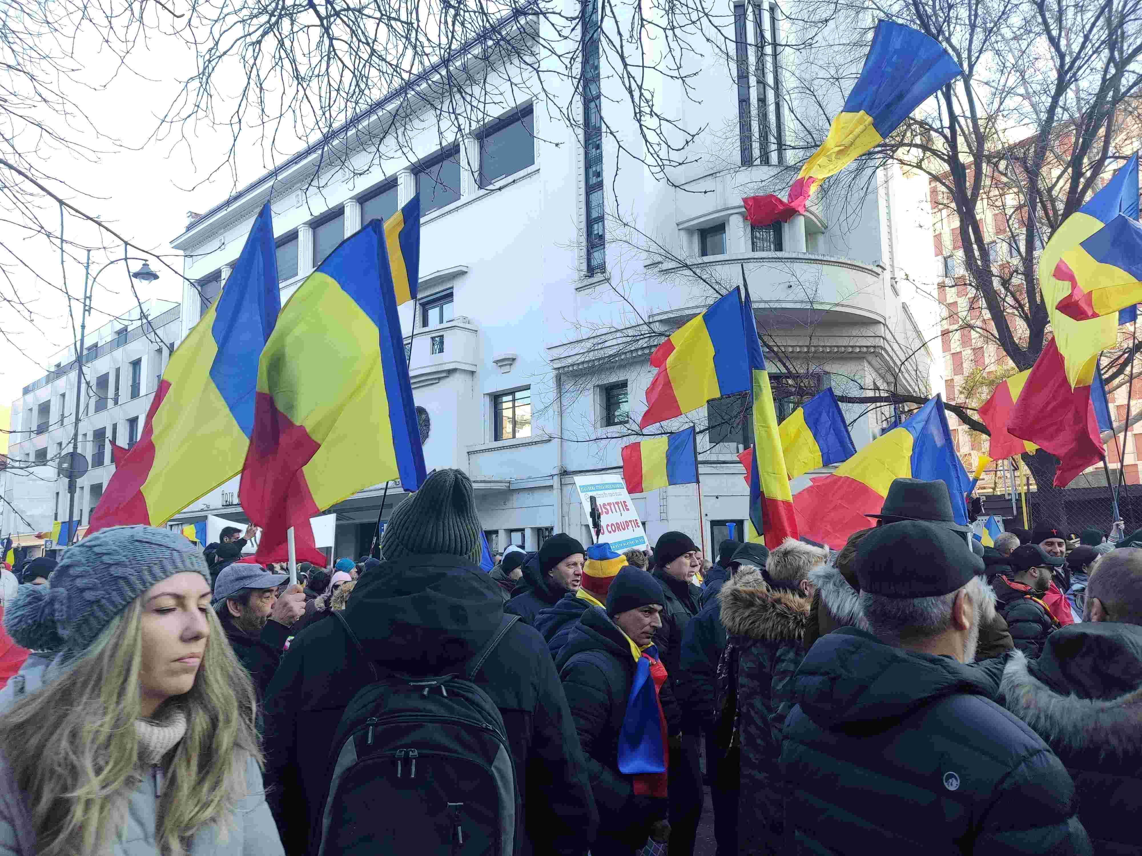 Peste două mii de persoane protestează în fața Prefecturii București împotriva deciziei de anulare a turului doi al alegerilor prezidențiale și a prelungirii mandatului președintelui Iohannis.