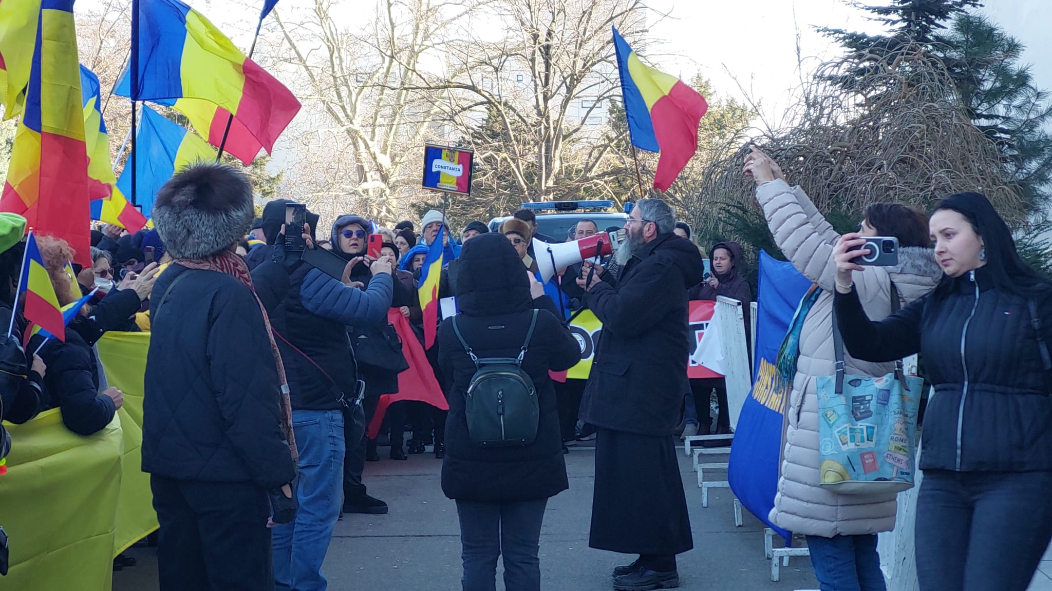 Peste 200 de manifestanți se află în fața Prefecturii Constanța la mitingul AUR.