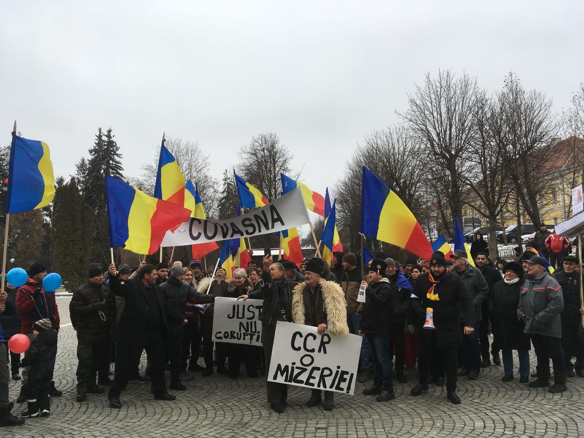 Circa 100 de persoane au protestat în fața sediului Prefecturii din Sfântu Gheorghe, județul Covasna.