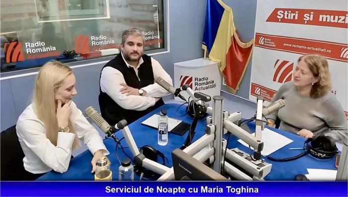 Anna Ungureanu, dirijoarea Corului Madrigal și Emil Pantelimon, manager cultural, în studioul emisiunii Serviciul de noapte cu Maria Țoghină.