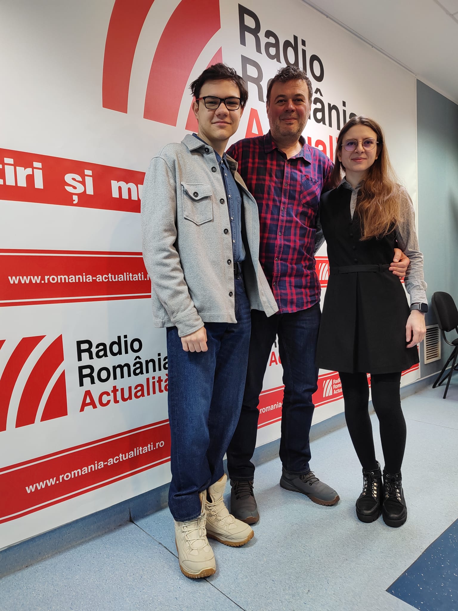 De la stânga la dreapta: Sorin Țiclete elev al Colegiul Național Cantemir-Vodă, Johann Pohrib, realizator la Radio România Actualități, Laura Drăgoi, antrenorul echipei naționale de dezbateri.