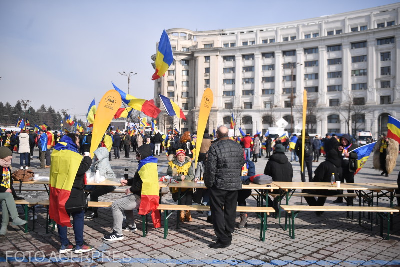 Mai multe persoane participa la campania de strangere de semnaturi pentru sustinerea lui Calin Georgescu la alegerile prezidentiale, organizata in Piata Constitutiei din Bucuresti. 22.02.2025.