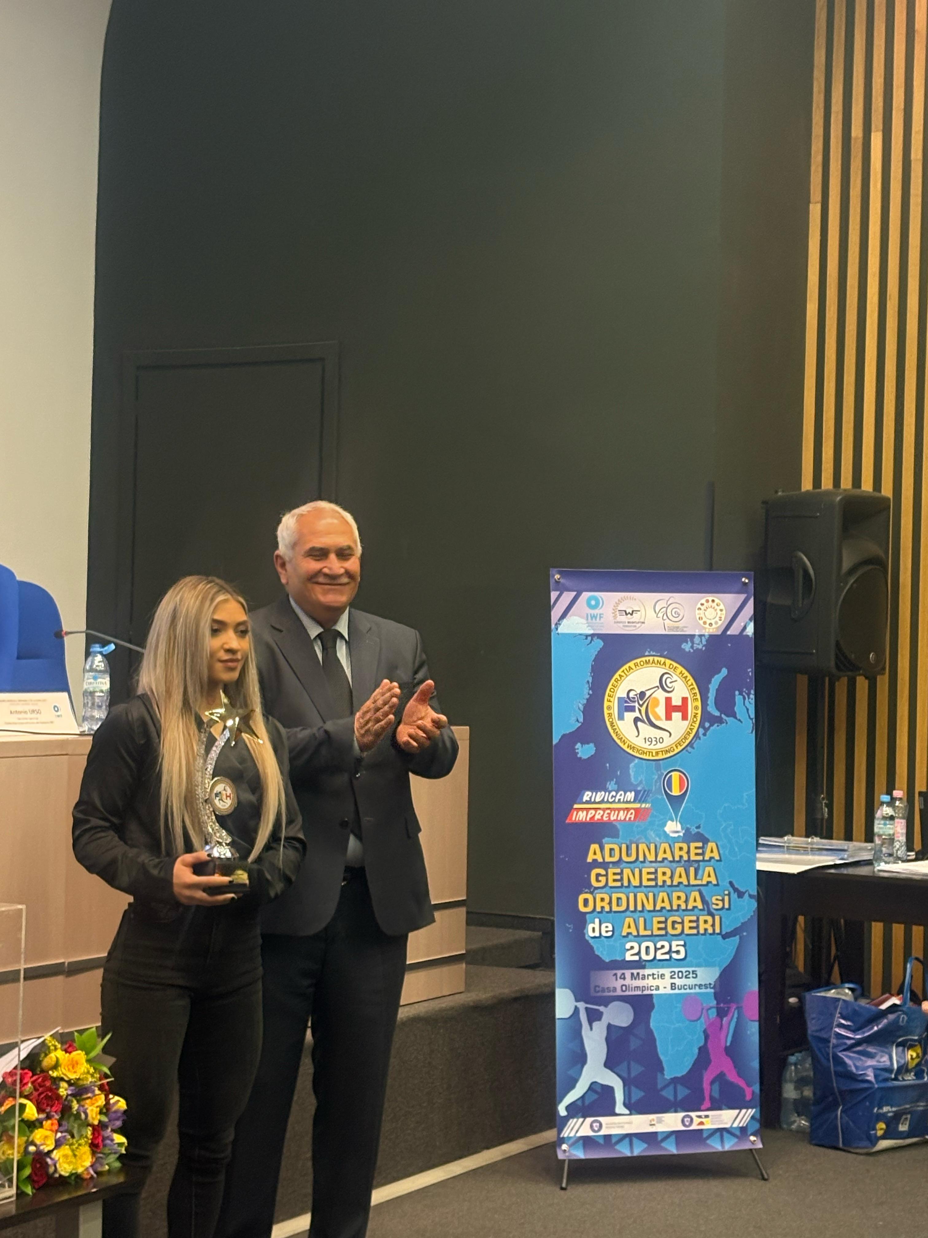 Mihaela Cambei, premiul pentru cea mai valoroasă sportivă a FR de Haltere înmânat de Mohammad Jallod, președintele IWF